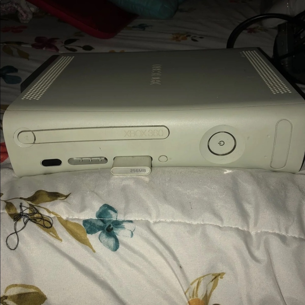 Xbox 360 - Picture 2 of 5